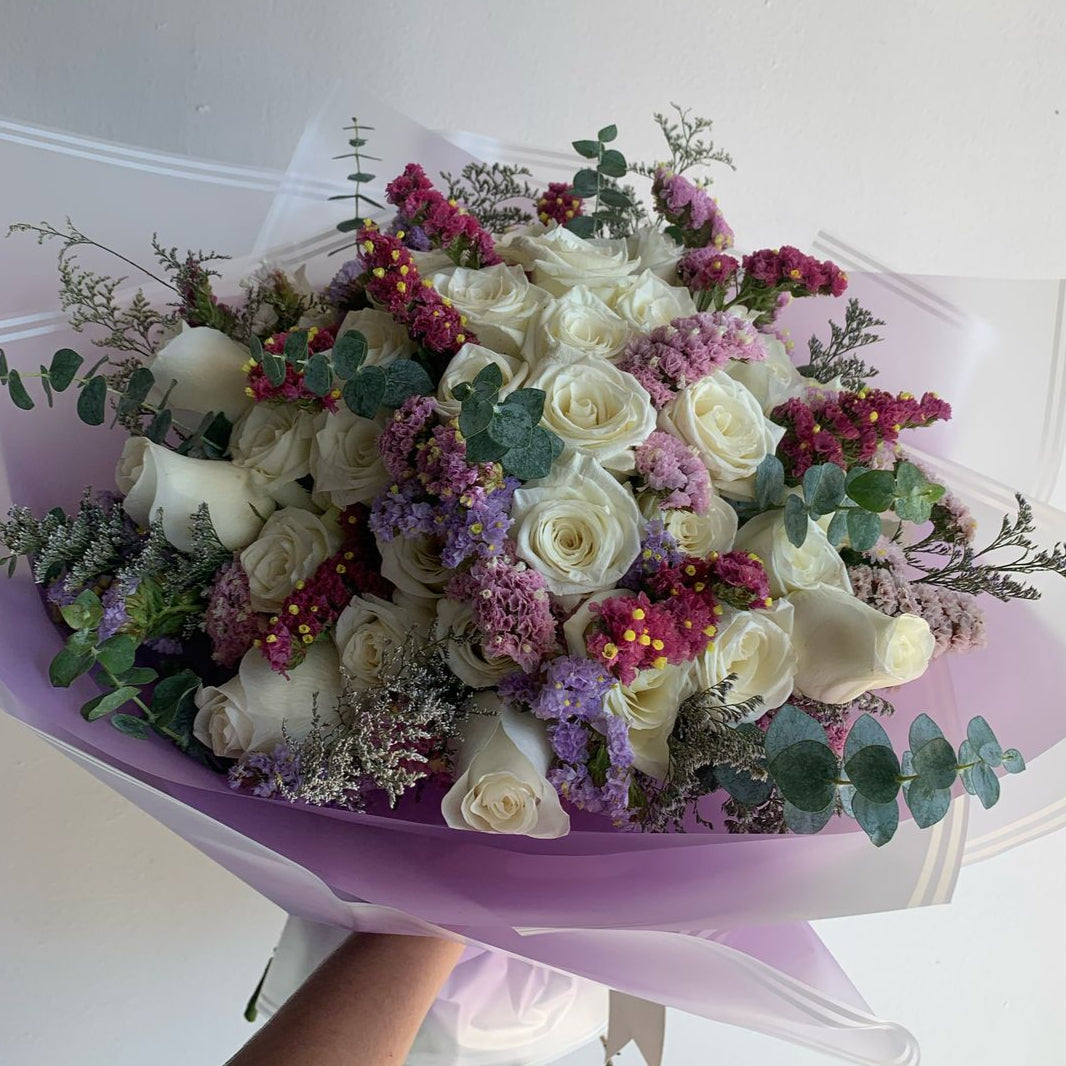 Ramo de 50 rosas y estátice