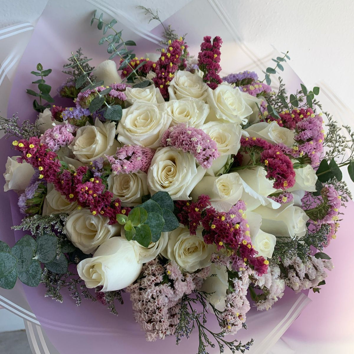 Ramo de 50 rosas y estátice