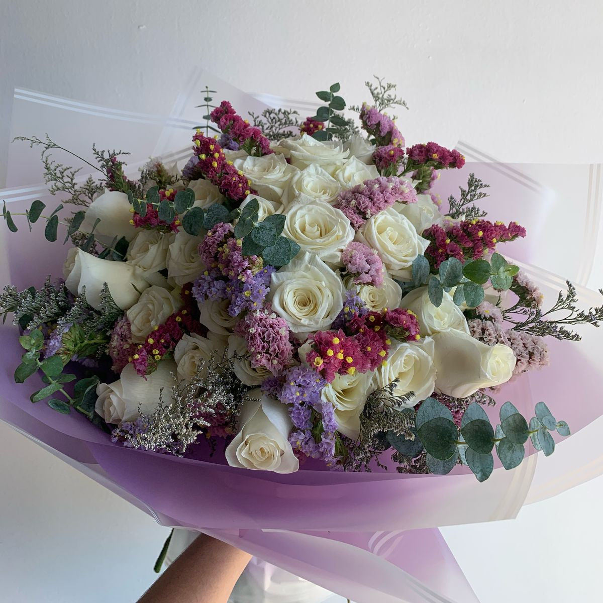 Ramo de 50 rosas y estátice